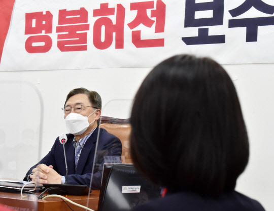 국민의힘 대권주자인 최재형 전 감사원장이 11일 서울 여의도 국회에서 열린 국민의힘 초선의원 모임 '명불허전 보수다 시즌5'에서 강연하고 있다.연합뉴스